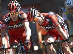 Cadel Evans (der) llegó exhausto a la meta luego de la etapa de hoy en los Pirineos. EFE  /