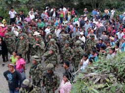 Indígenas escoltan a soldados para llevarlos ante las autoridades en Caldono para aclarar la muerte de un comunero. REUTERS  /
