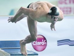 A entrenar. César Cielo se lanza a la alberca, durante una práctica en Londres. AP  /