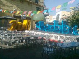 Mobiliario panamericano abandonado en la Plaza de los Mariachis.  /