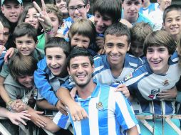 BIEN RECIBIDO. El delantero mexicano Carlos Vela fue cobijado por decenas de niños que le brindaron su cariño. EFE  /