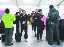 Los atletas de Canadá pasan por un control de seguridad, en donde validan sus acreditaciones mediante un escáner. REUTERS  /