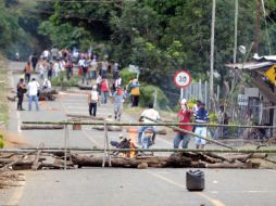 La comunidad campesina de Cauca continúa bloqueando calles para evitar el ingreso de las Fuerzas Armadas colombianas. AFP  /