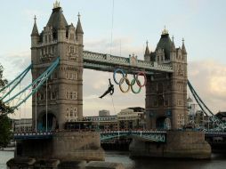 Un marino descendió de un helicópterco con la antorcha olímpica sobre Tower Bridge. REUTERS  /
