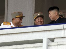 Kim Jong-un (D) conversa con los oficiales Ri Yong Ho y el Vicepresidente de la Comisión Militar Central, Choe Ryong Ha. AP  /