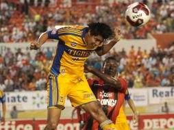 Acción del partido donde Hugo Ayala despeja de cabeza el balón ante la llegada de Arizala. MEXSPORT  /