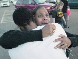 Una mujer es consolada a la salida del complejo de cines Century, en Aurora, Colorado. AP  /