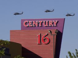 Tres helicópteros sobrevuelan el cine donde se dio el tiroteo. AP  /