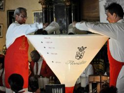 Varios cantineros elaboraron el daiquiri más grande del mundo, lo que equivale a mil 466 bebidas convencionales. EFE  /