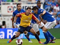 Sabah lucha por el balón entre tres jugadores del Cruz Azul. MEXSPORT  /
