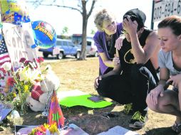 Familiares de víctimas de la matanza de Colorado lloran a sus seres queridos. AP  /