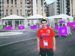 Como en casa. El clavadista Yahel Castillo posa afuera de la Villa Olímpica. TOMADA DE TWITTER  /