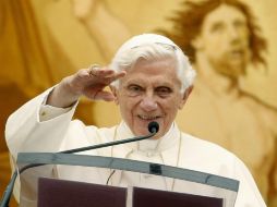 El papa Benedicto XVI saluda a los feligreses desde el balcón del patio interior del Palacio Apostólico. EFE  /