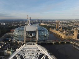 Amelia Hempleman-Adams posó en el punto más alto de la rueda de la fortuna con la antorcha olimpica. AP  /