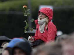 Más de 50 mil personas llenaron la plaza y soportaron la lluvia, sujetando rosas en sus manos. REUTERS  /