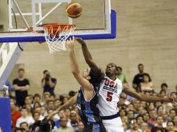 Kevin Durant (der) lucha por un rebote contra Luis Scola, en el duelo que sostuvieron en el Palau Sant Jordi de Barcelona. REUTERS  /