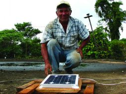 El equipo fotovoltaico se llama Prometeo y consta de un panel solar, batería, dos lámparas de LEDs. ESPECIAL ID  /