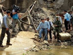 Juan Manuel Santos (C) hoy en San Vicente del Caguán, lugar afectado por los enfrentamientos y ataques. EFE  /
