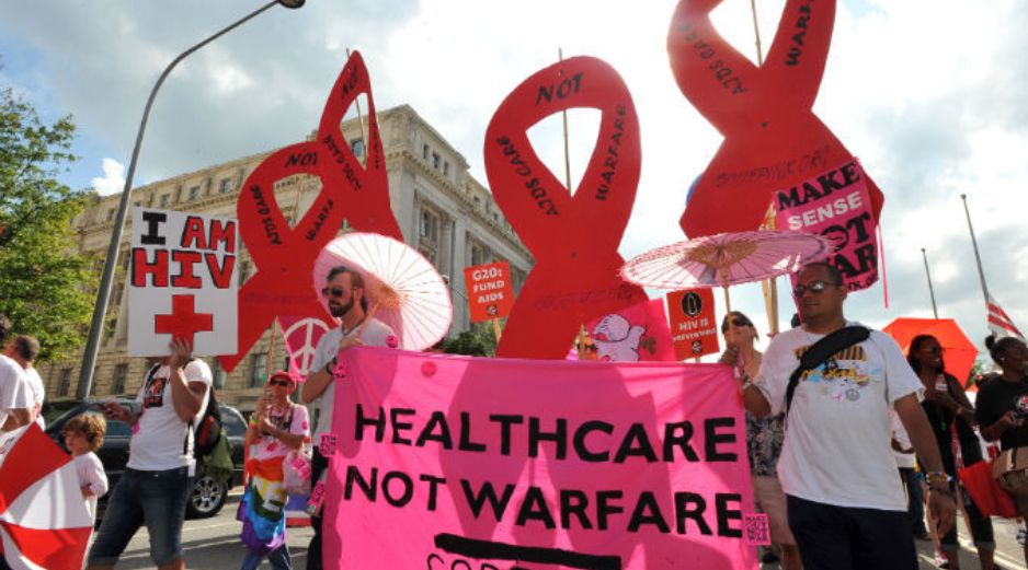 Miembros de la 'AIDS Healthcare Foundation' marchan en Washington con motivo de la cumbre. AP  /