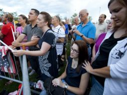 Familiares de las víctimas del tiroteo asisten a una ceremonia, en memoria de los fallecidos, en la ciuadad de Aurora. EFE  /