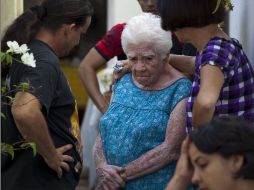 Amigos y familiares de Payá se reúnen en casa del activista para solidarizarse ante la pérdida.  AP  /