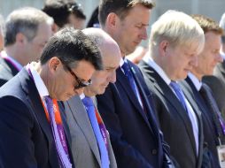 Sebastián Coe (iz) y otros miembros del Comité Olímpico, guardan un minuto de silencio durante el homenaje. REUTERS  /