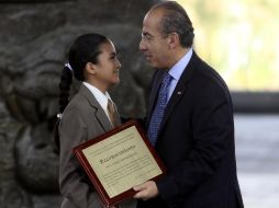 Aunque el motivo del evento era premiar a estudiantes destacados, luego estos entregaron un reconocimiento al Presidente. EL UNIVERSAL  /