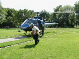 La menor cuando es bajada del helicóptero. ESPECIAL  /