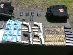 Les aseguraron un vehículo, un fusil AR-15, cuatro pistolas, 13 cargadores y 248 balas ambos de diferentes calibres. ESPECIAL  /