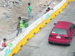 El primer paso de la obra en avenida Vallarta es levantar las losas de concreto de los carriles centrales.  /
