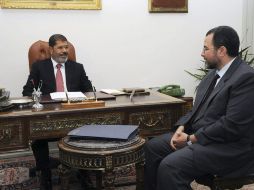 El presidente egipcio Mohamed Mursi (i) en un encuentro con Hisham Qandil (d) en el palacio presidencial del Cairo, Egipto. EFE  /