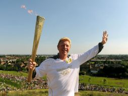El ex tenista Boris Becker porta la antorcha olímpica. AP  /
