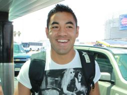 Imagen de Marco Fabián antes de tomar su vuelo rumbo a Londres. ARCHIVO  /