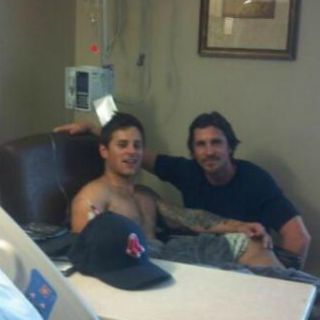 Visita Christian Bale a víctimas del tiroteo en Colorado