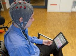 Con la diadema especial provista de electrodos, se capturan las ondas cerebrales del usuario, quien debe entrenar siete horas. ARCHIVO  /