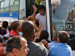 Los opositores detenidos fueron subidos por la fuerza a dos autobuses. AFP  /
