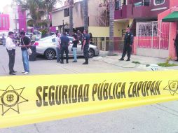 Policías investigadores realizan las indagatorias por el asesinato de un elemento del Grupo Lobos de la Policía de Guadalajara.  /