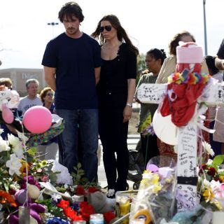 Visita ''Batman'' a las víctimas de Colorado