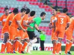 Jugadores de Correcaminos felicitan al portero Iván Vázquez tras su anotación de tiro libre. MEXSPORT  /