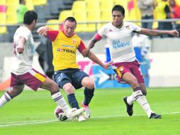 El atacante de Morelia Antonio Pedroza (centro) intenta ingresar al área universitaria, ante la presión de la defensa de Tecos. NTX  /
