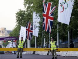 Militares vigilan The Mall, donde se efectuará el maratón olímpico. AP  /