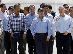 El Presidente Felipe Calderón (c) acompañado por los gobernadores de San Luis Potosí (i) y de Jalisco, durante el evento. ESPECIAL  /