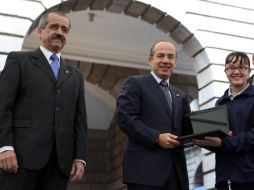 José Ángel Córdova (izq.) estuvo presente en la entrega de premios a los ganadores de la Olimpiada Nacional Infantil. NTX  /