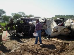 El tráiler iba cargado con aproximadamente 19 mil litros de leche.  /