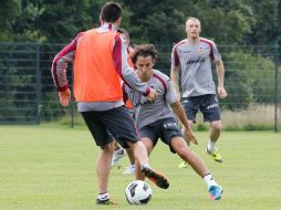 Imagen de Andrés Guardado en un entrenamiento previo al encuentro amistoso. @Valenciacf. ESPECIAL  /
