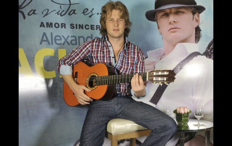 Alexander destacó el dueto que realizó con Sandra Echeverría en el tema ''Morir por ti''. EFE  /