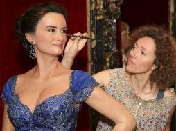 La maquilladora Valérie Merceron da los últimos retoques a la réplica en cera de la española Penélope Cruz. EFE  /