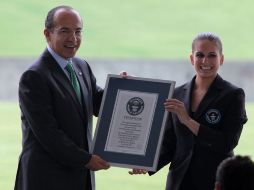 Calderón recibe de manos de Johanna Hessling, adjudicadora de Record Guiness, el certificado. EL UNIVERSAL  /