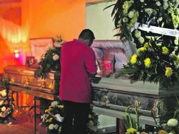 Luto. Los familiares de los siete trabajadores velaron ayer a sus mineros. EL UNIVERSAL  /