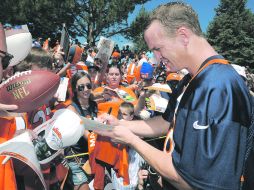 El ídolo. Todos los aficionados buscaron el autógrafo de Peyton Manning, durante el primer día de campamento. AP  /